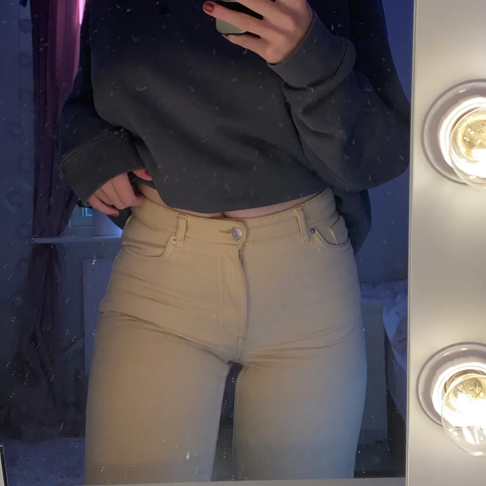 Jag säljer mina älskade beigea jeans från monki, vida i modellen och ger fin passform! Frakt tillkommer🤍 skriv för mer bilder, om flera intresserade blir det budgivning🤍🤍. Jeans & Byxor.