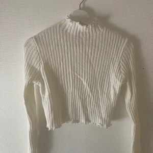 Croppad tröja - Vit magtröja från SHEIN, super skönt material den va dock lite liten för mig tyvärr! Frakten går att diskuteras, alt dela upp! Hör gärna av er vid frågor🥰