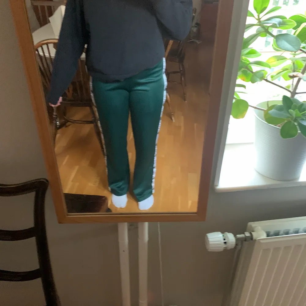 Jättesköna och snygga mörkgröna byxor med knappar längst med benen. Storlek XS men passar på mig som är S/M. Säljer pga att det inte är min stil längre, köparen står för frakt💚. Jeans & Byxor.