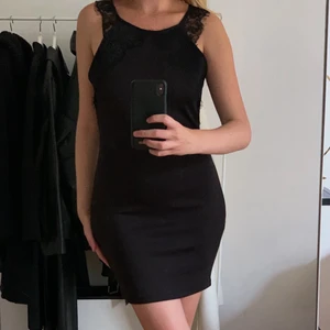 Klänning  - Klänning med spetsdetaljer från Forever21 i storlek L. Säljer för 50kr 🖤