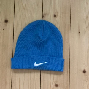 Beanie från nike  - Superfin ljusblå nikemössa köpt på humana! Perfekt nu till hösten🥰🥰