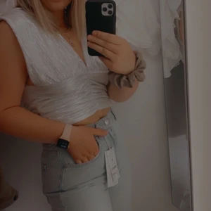 Silvervit topp från Gina Tricot - Har fin knytning i ryggen || Aldrig använd!!