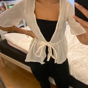 Topp - Rensar ut och vill bli av med allt! Kika gärna in fler toppar och grejer. Vid köp av fler saker blir priset billigare! 