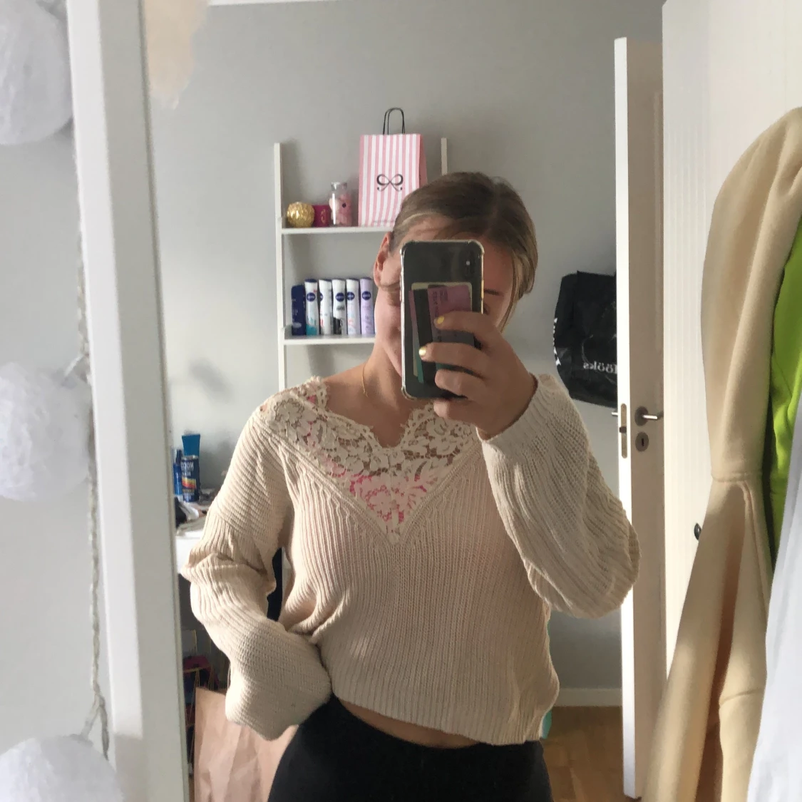 Stickad tröja med spets