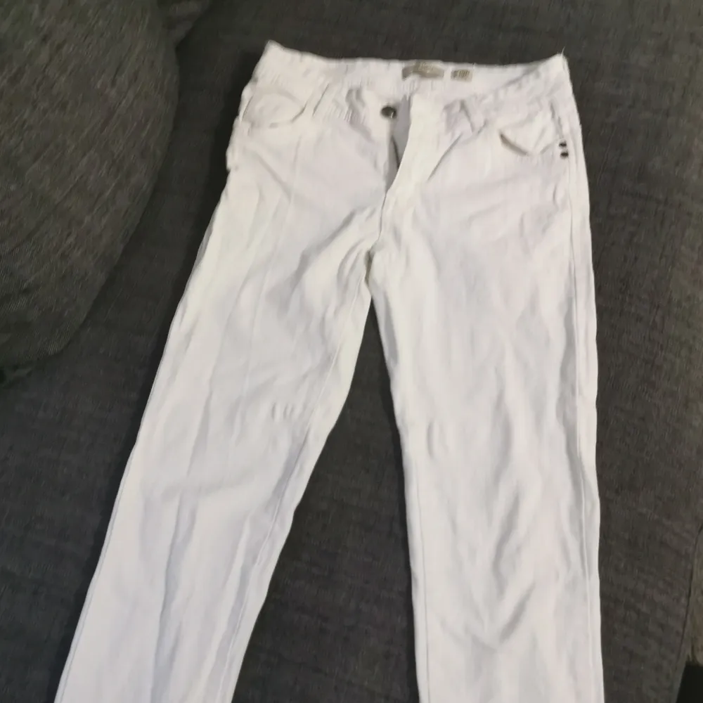 En jätte fin vit skinny byxor som passar XXS/XS. Änvändat inte förut. Köpte 799kr säljer 500kr. Pris kan deskotera. . Jeans & Byxor.