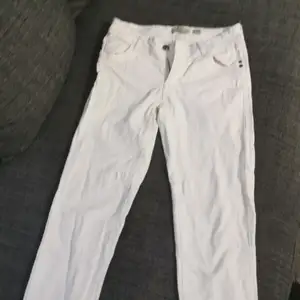 En jätte fin vit skinny byxor som passar XXS/XS. Änvändat inte förut. Köpte 799kr säljer 500kr. Pris kan deskotera. 