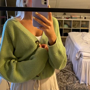 Stickad kofta i superfin grön  - Säljer denna stickade koftan i super fin grön från monki för att den är för stor för mig. Använd endast två gånger!