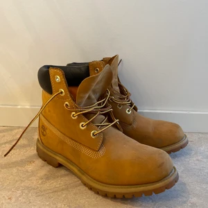 Timberlands - Klassiska Timberlands i storlek 41/42, skönt att kunna ha sockor i dem. Använt en vinter och inprignerade. 