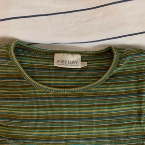 Randig tröja!  - Grön tröja med ränder! Storlek 42/44 med kortare ärmar (jag bär vanligtvis xs/s.) 50 kr och den är din (inskluive frakt) 💗💗💗