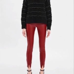 Skinnbyxor  - Säljer dessa snygg röda skinnbyxor, från zara. Använt vid få tillfällen så nästa som nya, bra skick. 