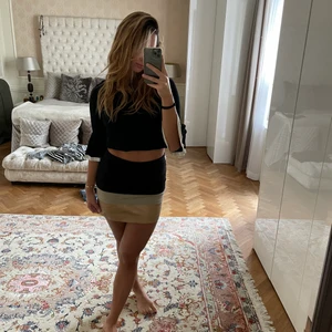 Festlig kjol  - Den är som ny, väldigt fin. Går att klä upp till festligheter samt till vardags