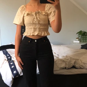 Topp från NA-KD  - Jättegullig topp från na-kd i storlek 34. Endast testad och därav i nyskick, säljer den då den tyvärr inte kommer till användning. Betalning sker via swish och köparen står för frakten💛