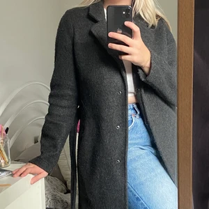  Mörkgrå höstkappa - En höstkappa från Vero Moda i storlek M. Säljs eftersom den aldrig kommit till användning.