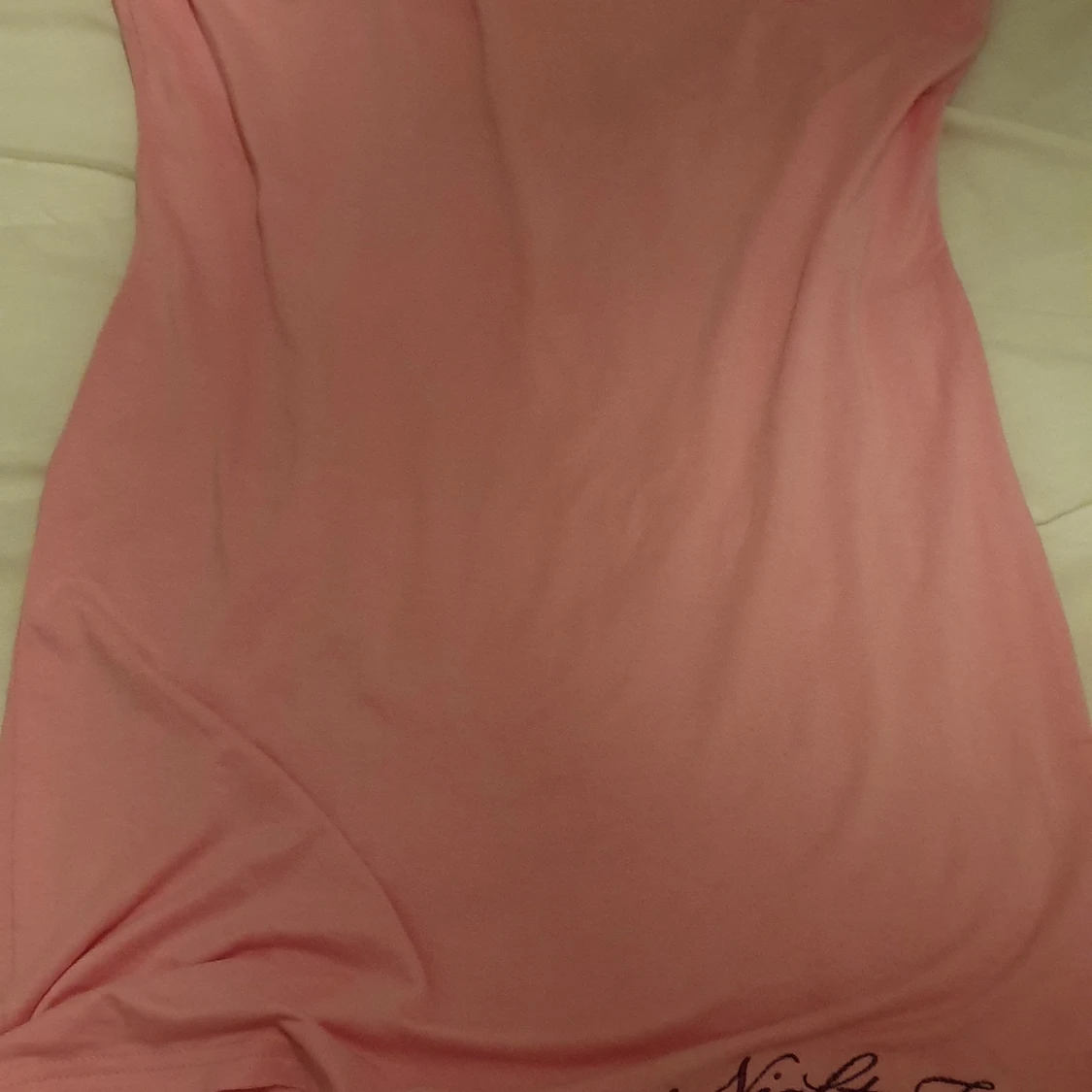 KLÄNNIG MED ÖPPEN RYGG - 90