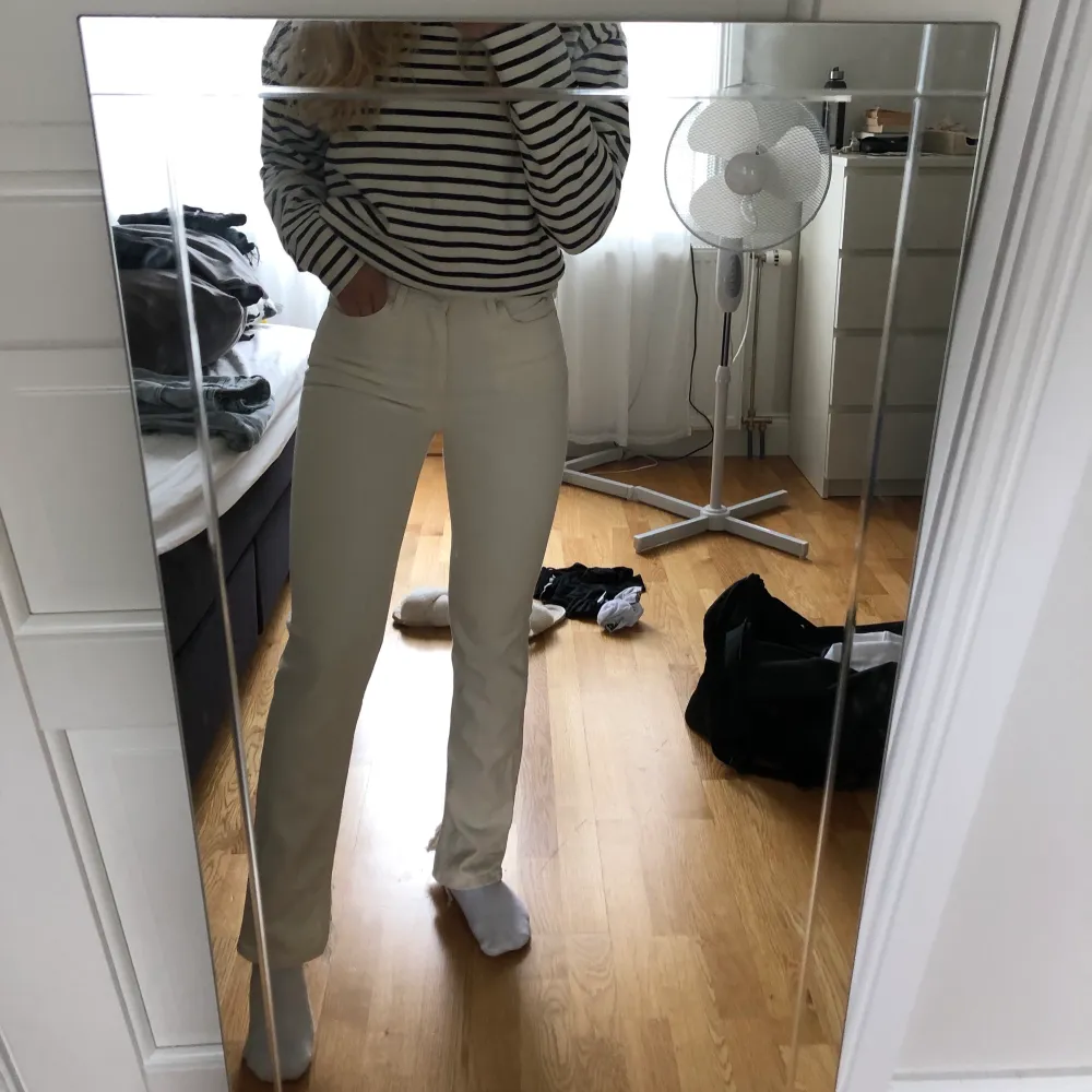 Fina vit/beige jeans som jag klippt slits på, kommer inte till användning längre💗. Jeans & Byxor.