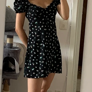 Blommig klänning från H&M  - En fin klänning i storlek 36 från H&M som sitter väldigt fint på kroppen, oanvänd med prislappen kvar. Köparen står för frakt. 