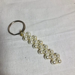 ~nyckelring~ - Nyhet! Här får ni se en jättefin hemmagjord nyckelring. Den kan du beställa i alla färger. Men jag föredrar den i vit. Den är gjord på en guldfärgad metalltråd och av vita vaxpärlor. Jag hoppas att du vill köpa och glöm inte att kolla in min Instagram där jag hetar Filippa.i.jewelry.🥰