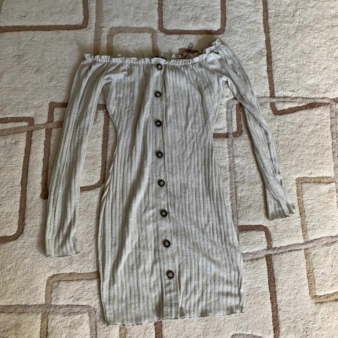 Nelly grå off shoulder klänning  - 90