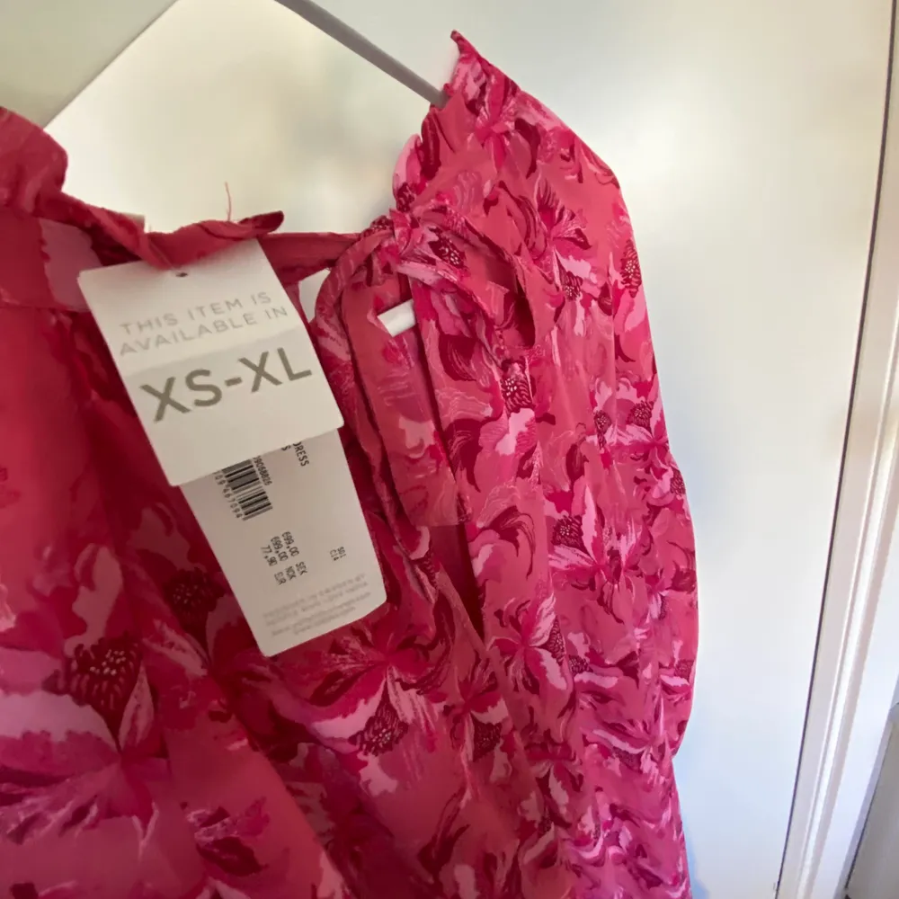 En rosa långklänning, tyvärr aldrig kommit till användning hos mig så hoppas på en ny ägare (nypris 699kr). Kan mötas upp i Linköping annars står köparen för frakten. . Klänningar.