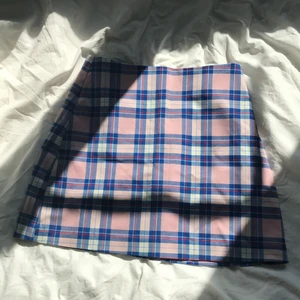 Rutig kjol - Supergullig rutig kjol from monki, använd en vecka utomlands annars aldrig använd🥰