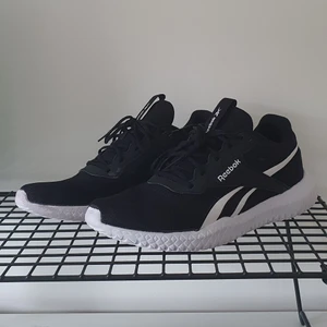 Löparskor Reebok - Ett par svara löparskor I märker Reebok. Knappt använda och är i ett väldigt bra skick :) frakten ingår i priset 