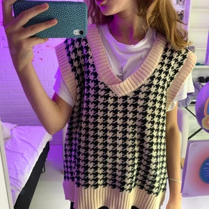 Väst från shein - Säljer denna väst från Shein då jag inte använder den längre! Lite stor på mig som är xs. Använd ca tre gånger så därför mycket bra skick, Köpt för ca 200kr. Först till kvarn, köpare står för frakten💘dm för fler bilder