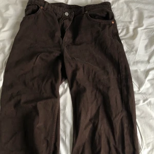 bruna jeans (yoko) - jag säljer dessa bruna jeans ifrån monki i modell yoko 💕 säljer för att dem är för små för mig, storlek 29! nypris ligger på 400kr (eftersom dem inte är så mycket andvända) säljer jag för 200kr + 50kr frakt <3 