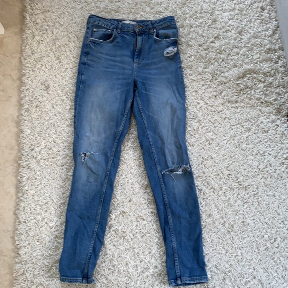 Slitna momjeans från ginatricot storlek 36. 100kr och köparen står för frakt. Jeans & Byxor.