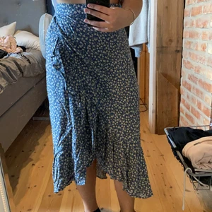 Lång kjol men slits och volang - Jätte fin kjol från PULL AND BEAR, storlek m men skulle passa en s också. 100kr + frakt