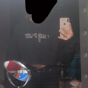 Svart kort hoodie från NA-KD - Super fin kort hoodie från NA-KD, ganska lång i armarna och super skön. 50kr + frakt (köparen står för frakten)💖💖