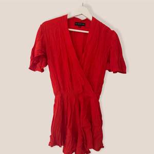 Jättesöt röd jumpsuit köp på Bali. Sälja för att den är lite för liten på mig tyvärr. Saknar storlek, men skulle säga 34 eller liten 36. 