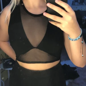 unikt svart linne 🖤 - ett fett coolt svart linne funkar perfekt för fest eller liknande, kjolen på bilden säljs även🖤