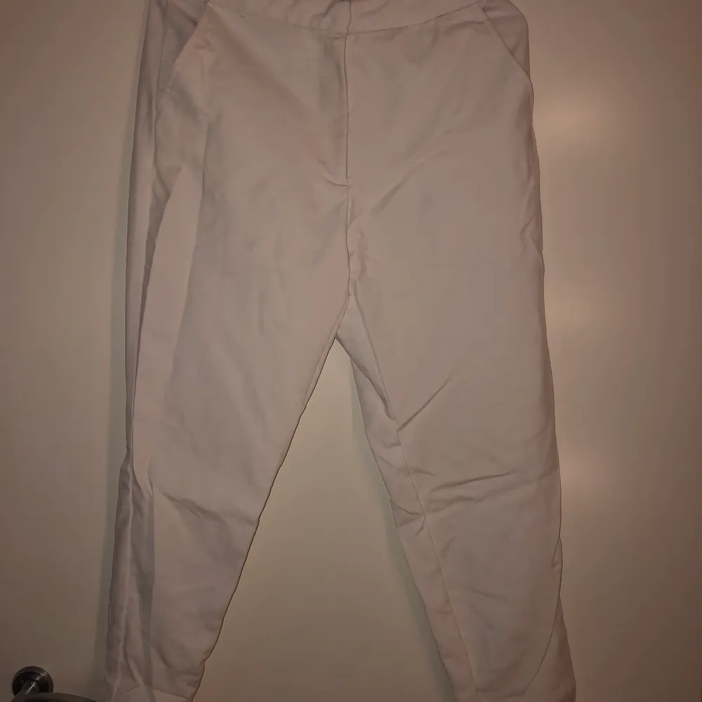 Vita kostymbyxor från bikbok, storlek S. . Jeans & Byxor.