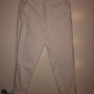 Vita kostymbyxor från Bikbok  - Vita kostymbyxor från bikbok, storlek S. 