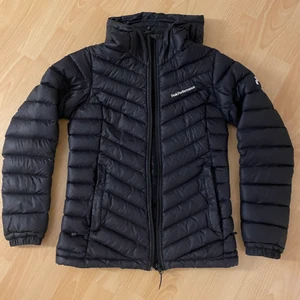 Peak jacka dam str. Xs - Hej säljer nu min älskade peak jacka pågrund av att jag ej får den till användning längre. Den är inköpt februari 2019 och är i gott skick förutom två skavanker som finns med på bilderna och det är att plutten på dragkedjan gått av och något litet smuts som knappt syns. Den är i storlek xs. Betalas genom swish. Jag står ej för frakt. Nypris 2800kr. Kan gå ner i pris vid snabb affär.💞