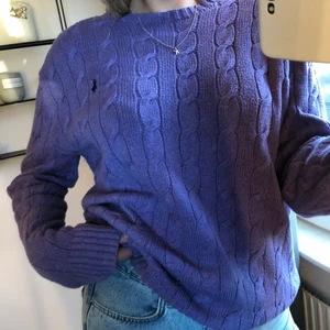 Stickad tröja - En stickad oanvänd Polo Ralph Lauren tröja i strl M. Jättebra skick! Köparen står för frakten ☺️