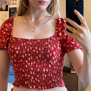 Blommig topp - Söt topp med blommor på i storlek M från Urban Outfitters, aldrig använd med lappen kvar, köpt för 375kr