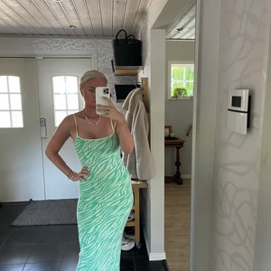 Klänning - Säljer denna fina klänningen från zara. Säljer pga får inte användning för den. Använd 1 gång! ❤️