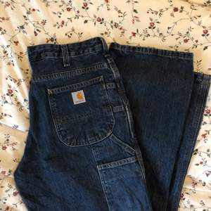 Svinsnygga Carhartt vintage jeans. Tyvärr för stora för mig som är en 38. Sitter nog bättre på en 40 eller kanske 42. Frakt ingår 