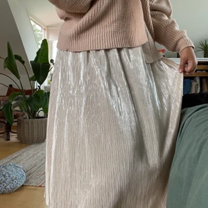 Kjol indiska  - En glittrig kjol från indiska i storlek M med resårband i midjan, passar perfekt en varm sommardag! Köparen står för frakt, alternativ 1, spårbar frakt 69kr eller alternativ 2 icke spårbart portobrev frakt 48kr! ✨✨