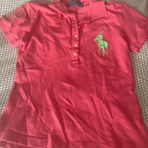 Ralph Lauren t-shirt - Rakph lauren t-shirt säljes fint skick. Såklart äkta. 