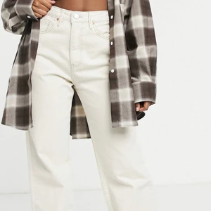 Jeans från ASOS  - Jättefina jeans ifrån ASOS, men som aldrig är använda då de var för små för mig, tyvärr. Modellen är 173 och bär storlek 36. Mina jeans är i storlek 38 men skulle säga att de är en 34/36 💗 199 + frakt, postas snabbt!!