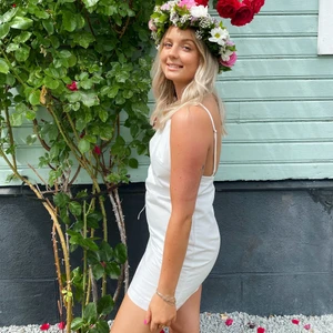 Vit linneklänninh från Zara - Använd en gång! Köpte i Maj storlek XS