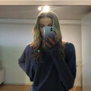 Hunkydory kofta - Jättesöt, mörkgrå kofta från HunkyDory Stockholm. Superfin både öppen och stängd. Väldigt långa armar vilket nästan är det bästa med den!! Köptes för 700kr, använd sparsamt. M men passar även S/XS och även L om man har den öppen, tunnare tyg, stretchigt material💞 hör av er för fler bilder/frågor 