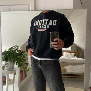 Vintage Sweatshirt - En snygg svart sweatshirt med texten ”Daytona Beach”🏝 Modellen är 183 cm. Skriv om du har frågor!