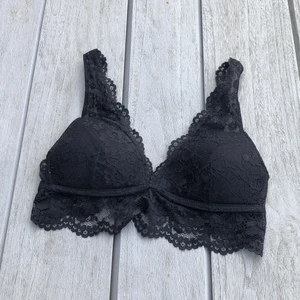 Spets-bh - Jättesöt, svart spets-bh. Använd ett fåtal gånger. Vaddering vid brösten. Storlek oklart, passar xs-m, a-d kupa ungefär❣️❣️ knäppning i ryggen som kan justeras! Hör av er vid frågor/ fler bilder