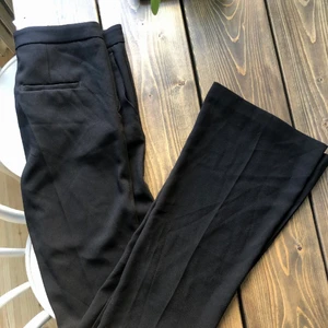 Botcut kostymbyxor  - Oanvända botcutbyxor med prislapp kvar i storlek 36 från chiquelle 