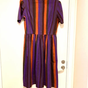 Klänning vintage  - Välsydd klänning strl M . Material bomull.  Perfekt skick 