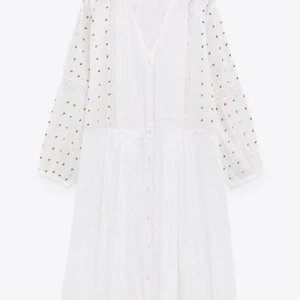 Vit broderad boho klänning Zara - Söker denna klänning i strl XS eller S. 