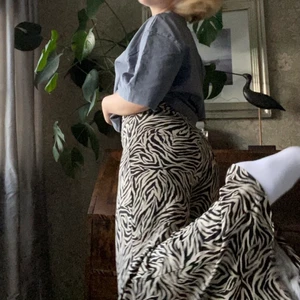 Zebrabyxor - Jättesköna tygbyxor från indiska i zebramönster! Jag är 162 och de når ner till marken (bild 3) 💕 inte använda mycket alls. Skriv för frågor och priset kan alltid förhandlas!